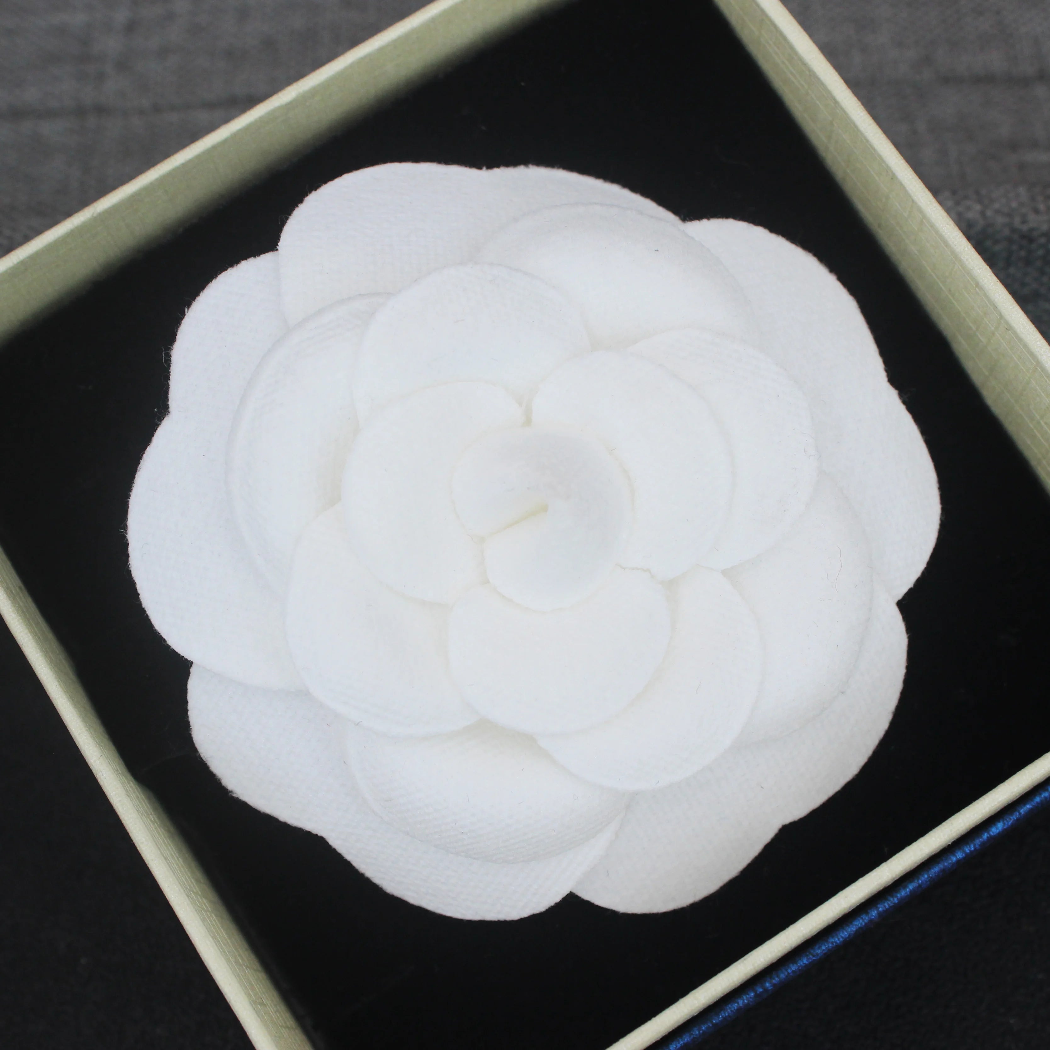 New Fabric Flower Brooches for Women Multi-layer Suit Sweater Badge Black White Lapel Pins for Women Luxury Jewelry Accessories