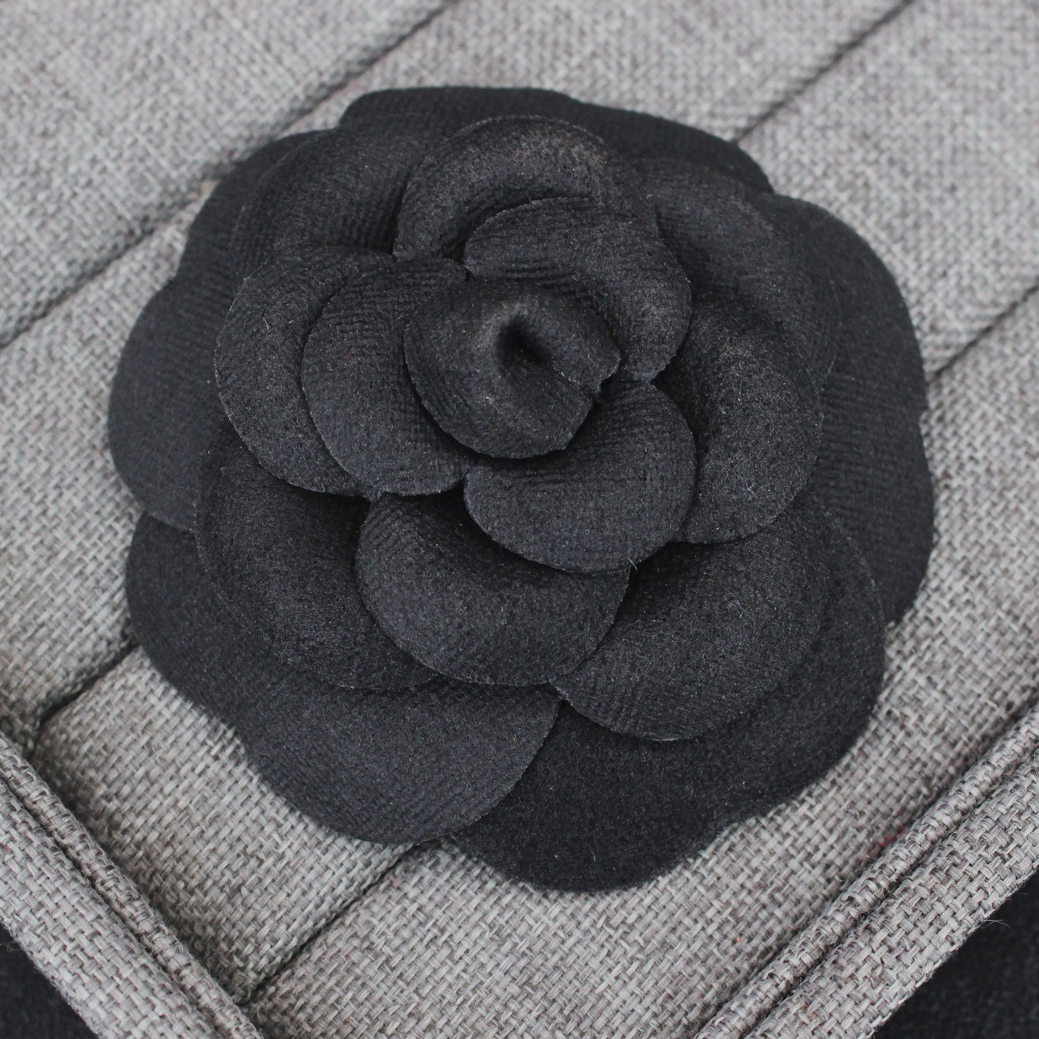 New Fabric Flower Brooches for Women Multi-layer Suit Sweater Badge Black White Lapel Pins for Women Luxury Jewelry Accessories