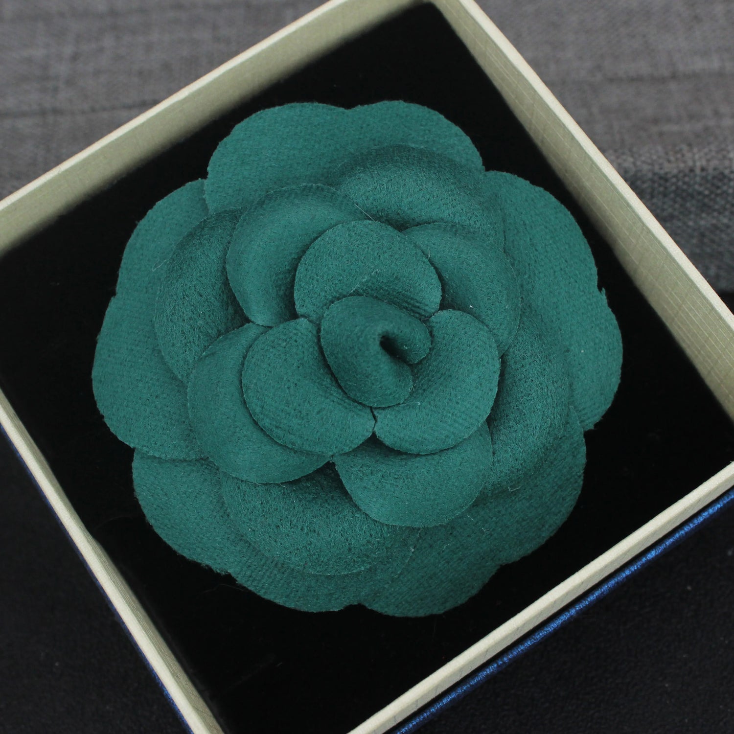 New Fabric Flower Brooches for Women Multi-layer Suit Sweater Badge Black White Lapel Pins for Women Luxury Jewelry Accessories