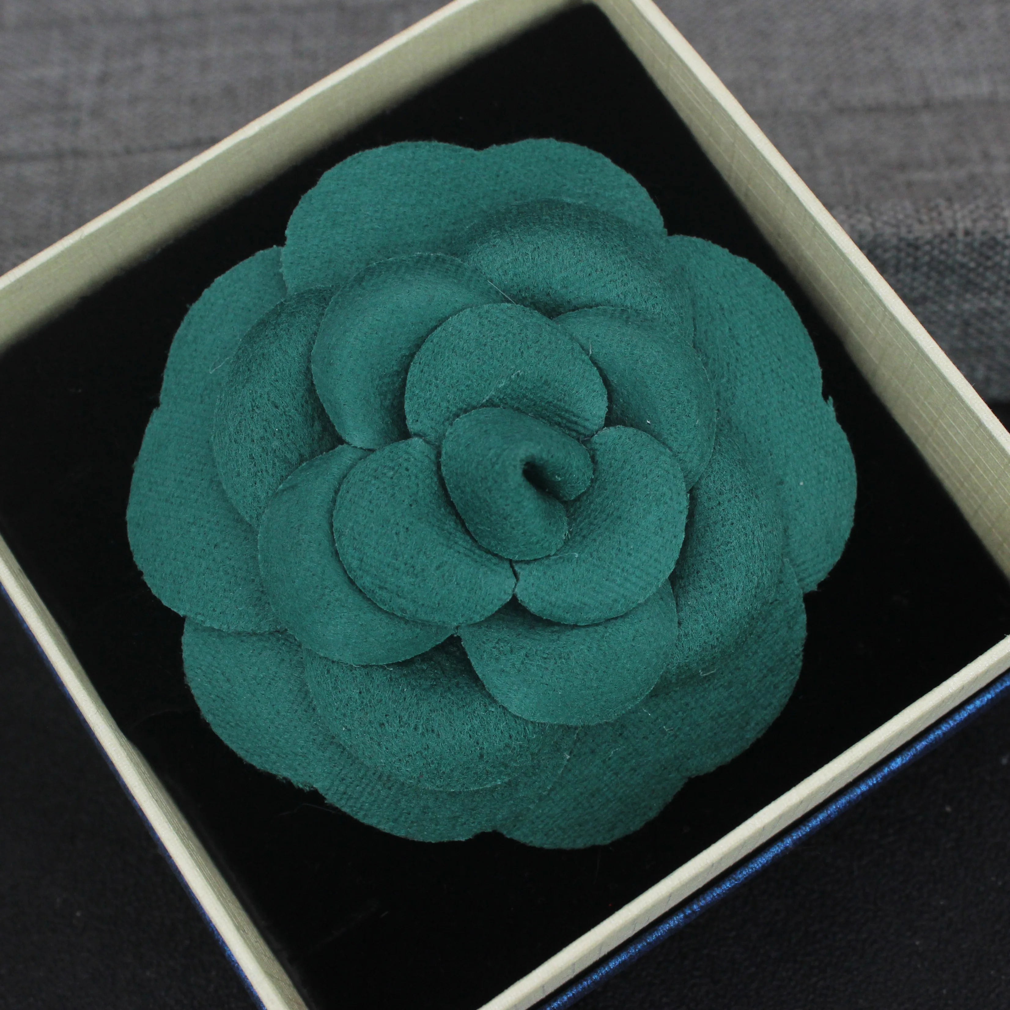 New Fabric Flower Brooches for Women Multi-layer Suit Sweater Badge Black White Lapel Pins for Women Luxury Jewelry Accessories