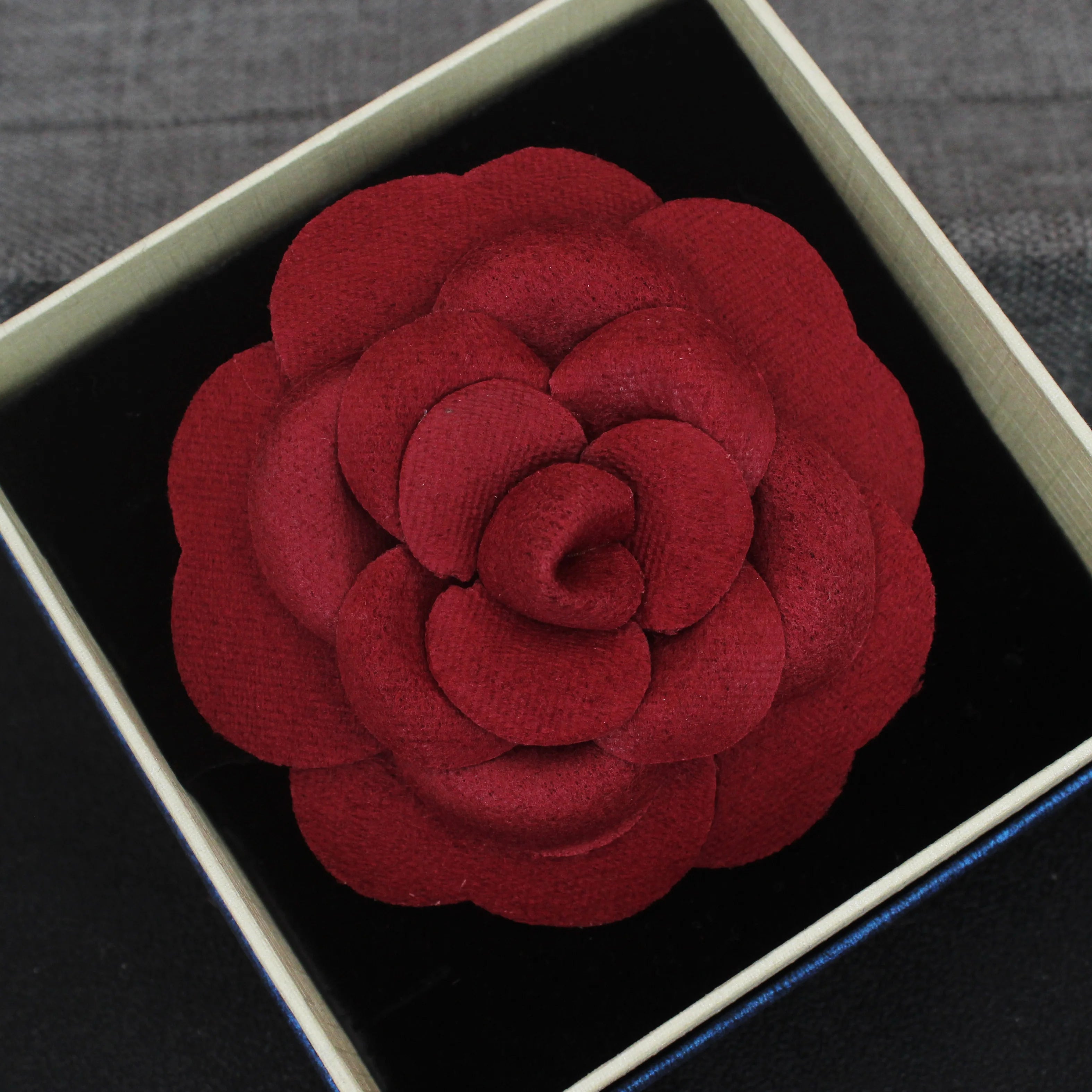 New Fabric Flower Brooches for Women Multi-layer Suit Sweater Badge Black White Lapel Pins for Women Luxury Jewelry Accessories