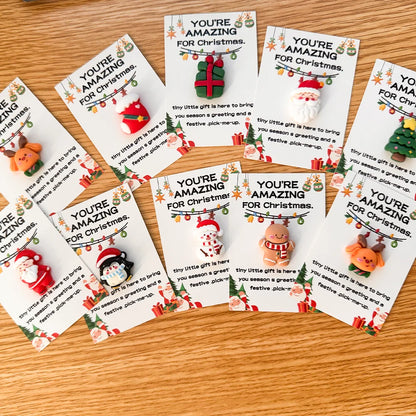 40pcs Christmas Mini Hug Cards with Resin Ornaments - Santa Claus, Socks, Gingerbread Snowman, Reindeer Patterns Christmas Gifts